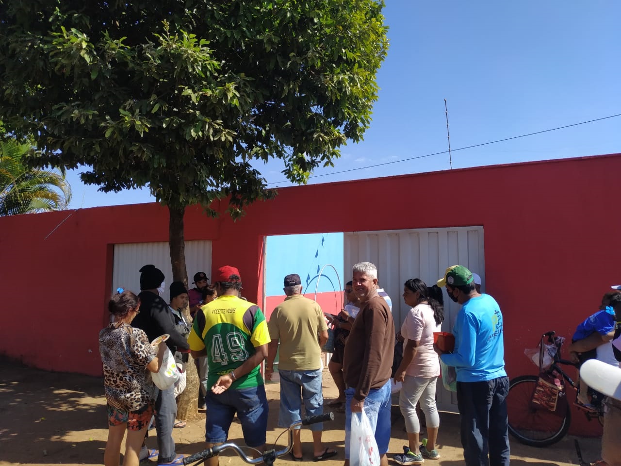 Sem ter o que comer, pessoas buscam refeições em cozinha solidária no bairro Dom Almir | Foto: Igor Martins