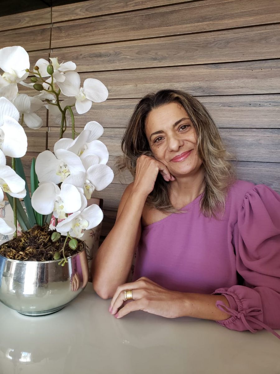 Diagnosticada com endometriose há 23 anos, Leda Gonzaga Alves publicou livro relatando dores e angústias causadas pela doença I FOTO: ARQUIVO PESSOAL