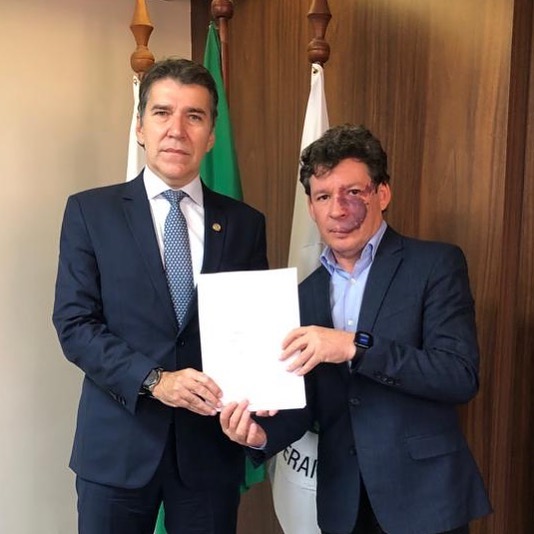 Documento foi entregue ao procurador-geral Jarbas Soares Júnior (à esquerda) I Foto: REPRODUÇÃO INSTAGRAM