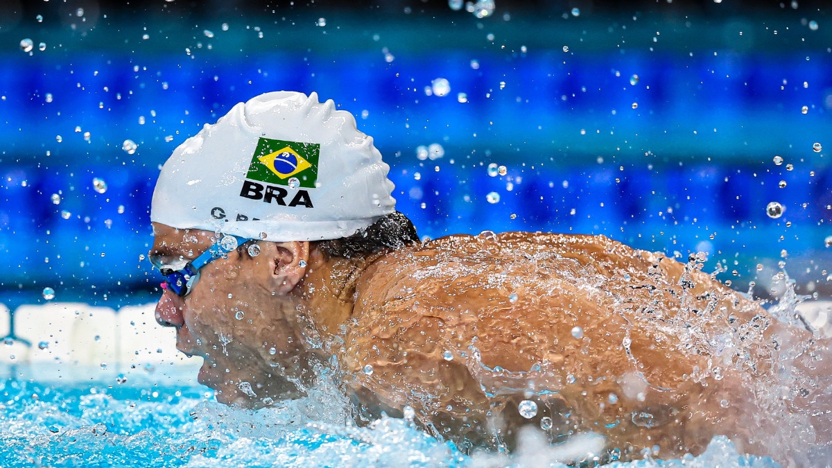 Gabriel Bandeira também subiu ao pódio em Paris nesta quinta-feira (29) para receber a medalha de bronze | Foto: Wander Roberto/CPB