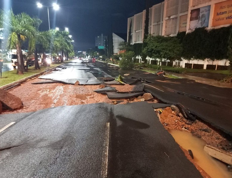 Chuva que atingiu a cidade no dia 16 de janeiro arrancou asfalto da Avenida I Foto: Divulgação/PM