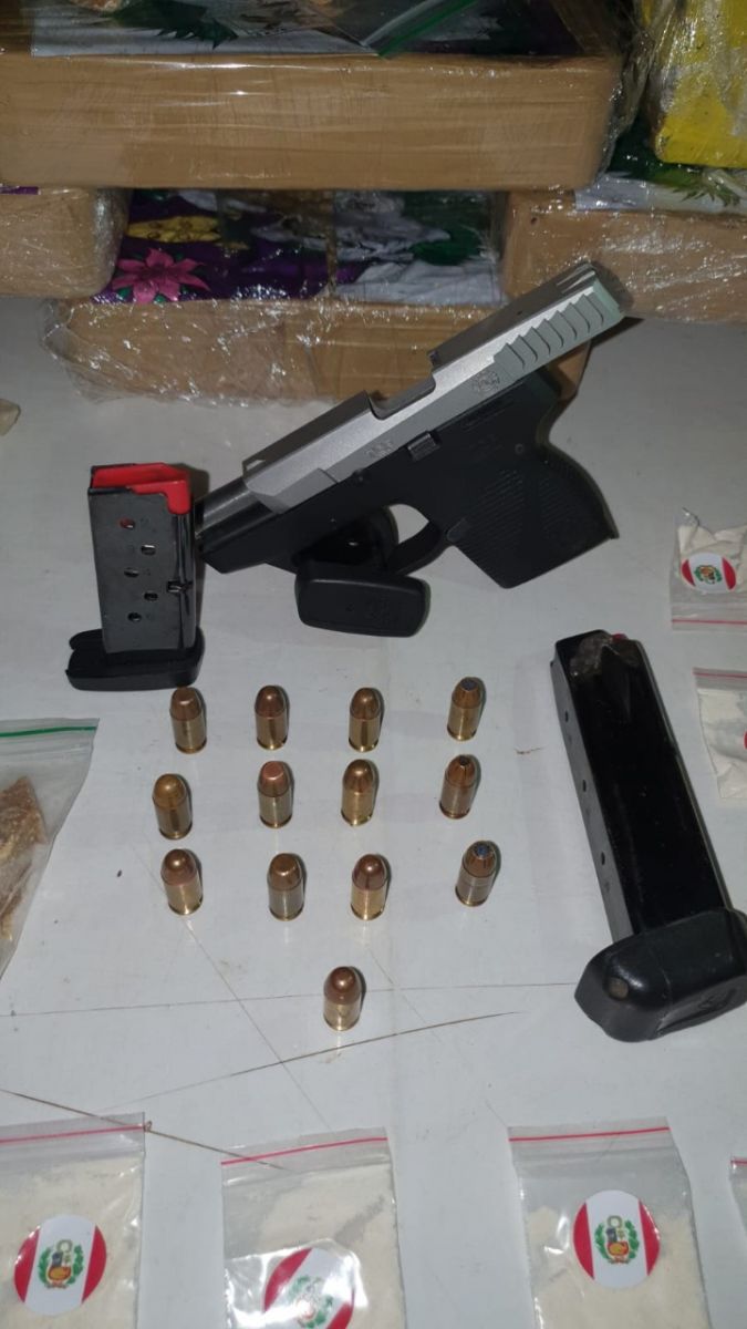 Arma foi apreendida com dois carregadores e 13 munições I Foto: DIVULGAÇÃO/PM