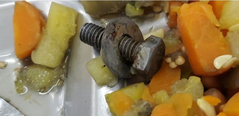 Alunos encontraram parafuso no meio da refeição I Foto: Reprodução Instagram