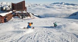 Pistas de vários níveis e bons hotéis levam esquiadores à região