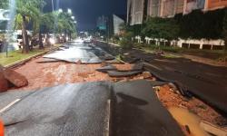 Enchente na Rondon Pacheco e clube e hospital alagados; veja os estragos causados pela chuva neste domingo (16)