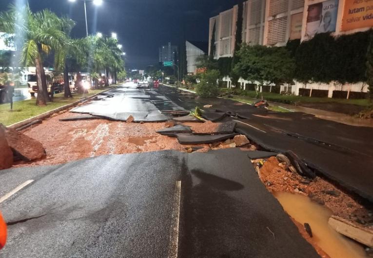 Enchente na Rondon Pacheco e clube e hospital alagados; veja os estragos causados pela chuva neste domingo (16)