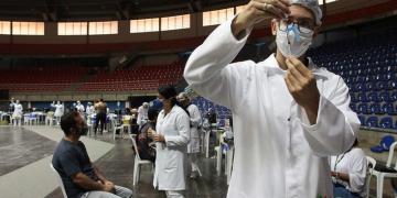 A partir desta terça (18), mais de 30 mil pessoas devem ser vacinadas contra a covid-19 em Uberlândia