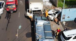 Caminhão perde freio e bate em veículos estacionados em Uberlândia