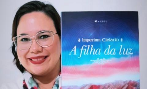 Servidora da UFU lança livro com ciência e romance