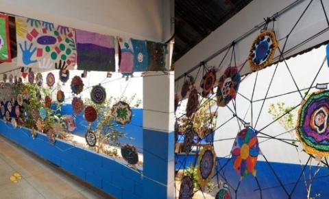 Com materiais reciclados, escola recebe mostra de arte