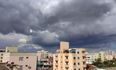 Defesa Civil emite alerta de possibilidade de pancadas de chuva na tarde desta terça-feira (18) em Uberlândia